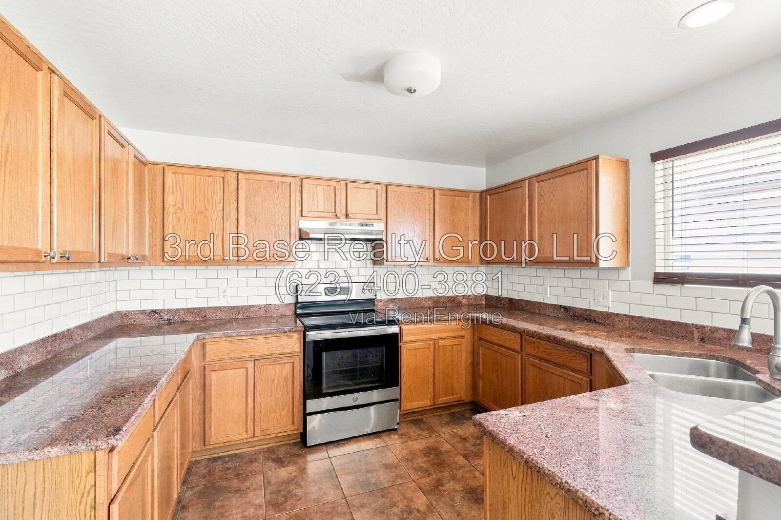 2 WEEKS FREE RENT. Desirable 4/2 across from Park property image