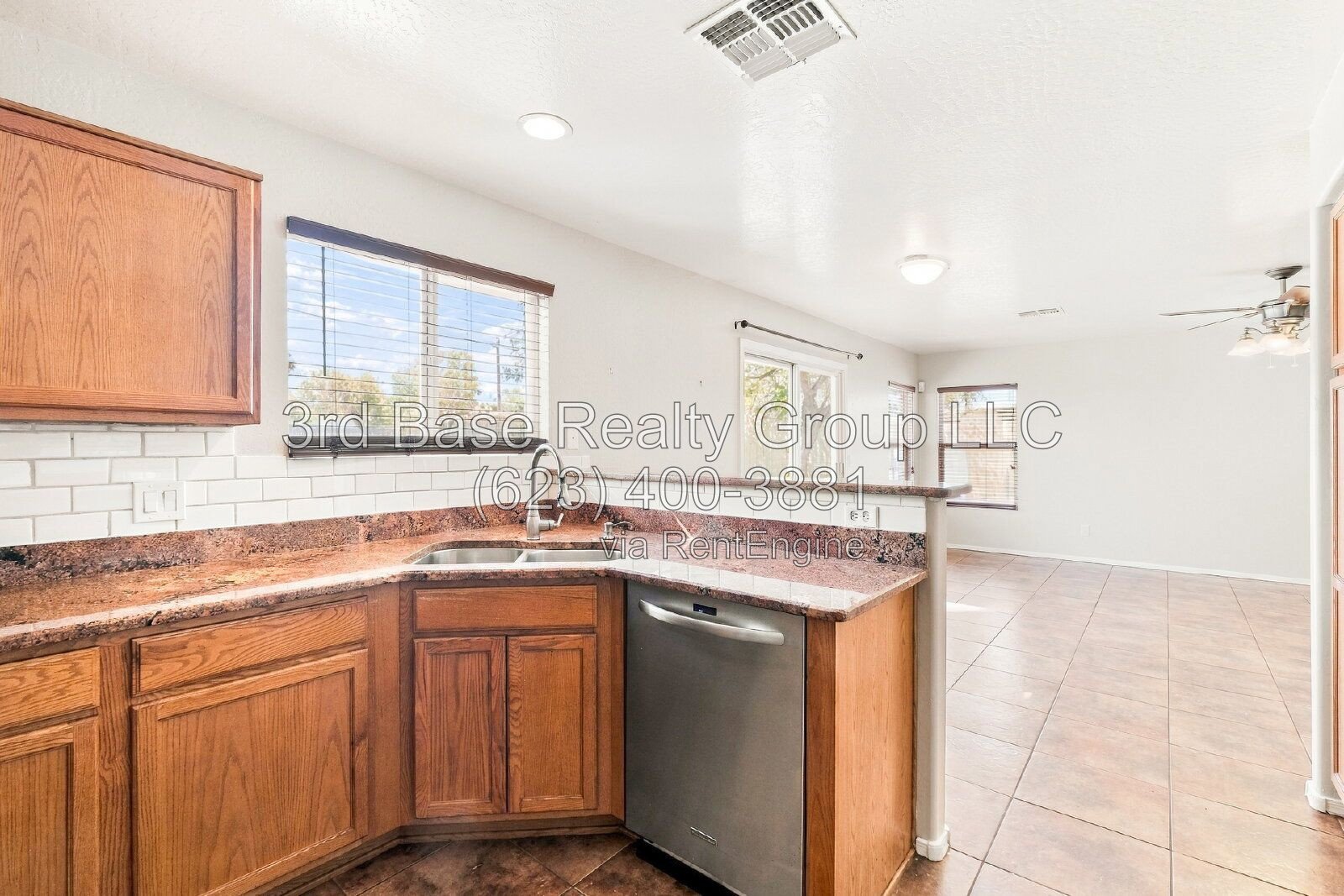 2 WEEKS FREE RENT. Desirable 4/2 across from Park property image