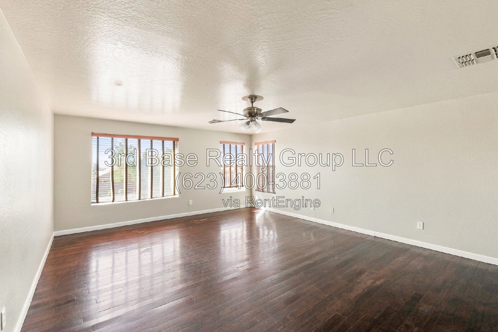 2 WEEKS FREE RENT. Desirable 4/2 across from Park property image