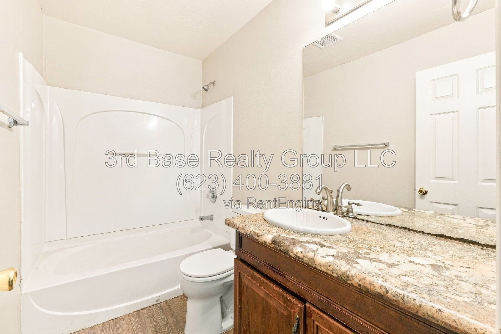 2 WEEKS FREE RENT. Desirable 4/2 across from Park property image