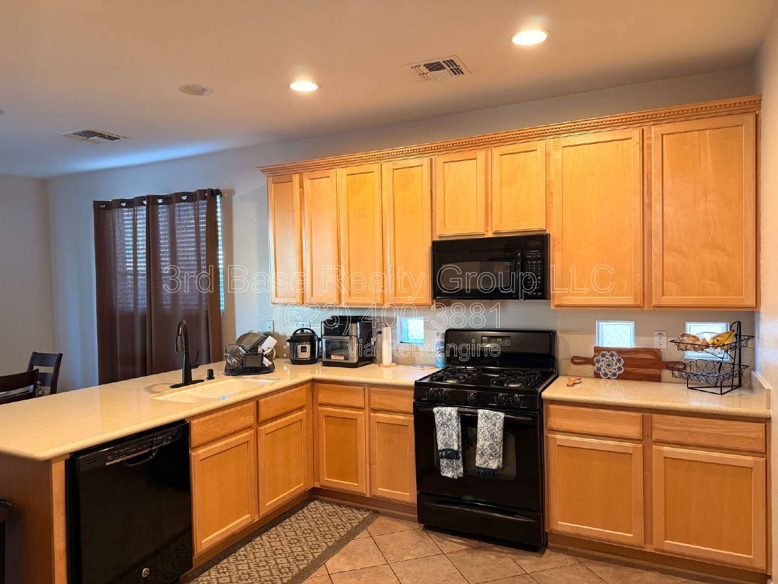 4/3 2,785 sq/ft.  HEATED POOL AND SPA. 3 car garage property image